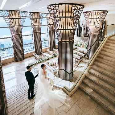 OPERAHOUSE 東京 挙式入場は螺旋の大階段から。セレモニースペースでのベールダウンが人気。