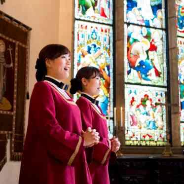 ホテルモントレ大阪 チャペル堂内に聖歌隊の歌声響き渡り、感動的な挙式を…