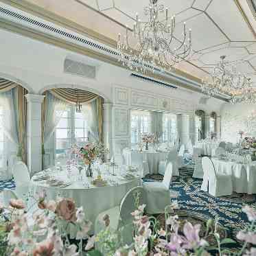 ホテルモントレ大阪 大理石調の壁に、豪華なシャンデリアが煌く華麗な空間は、気品あるパーティにピッタリ