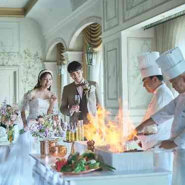 ホテルモントレ大阪 目の前で振る舞われる迫力のフランベ演出も人気