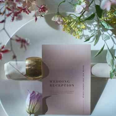 ホテルモントレ大阪 おふたりのテーマに合わせたコーディネートをご提案。おしゃれに上品に会場を彩ります