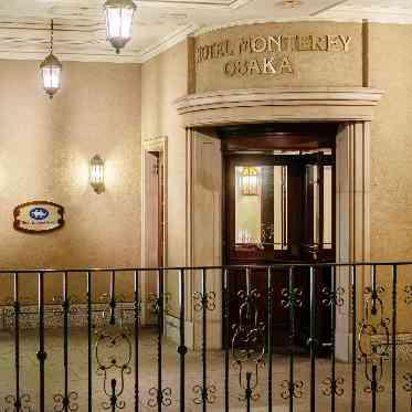 ホテルモントレ大阪 アンティークな回転扉が訪れる人の気分を盛り上げる。