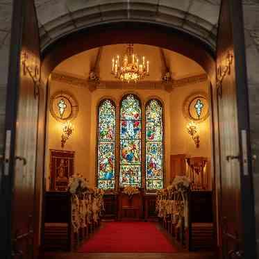 ホテルモントレ大阪 重厚感漂うクラシカルな雰囲気のチャペルには多くの花嫁が一目惚れする