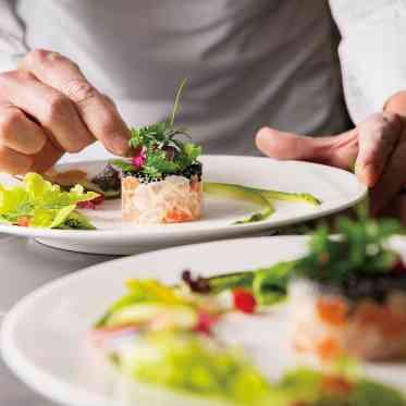 ホテルモントレ大阪 最高の一皿を最高の瞬間に届けます