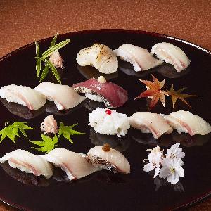 春夏秋冬でもちろんネタも変わります。人気のアイテム握り寿司。