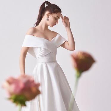 ホテルモントレ大阪 シンプルでありながらラインが綺麗で上品なドレス