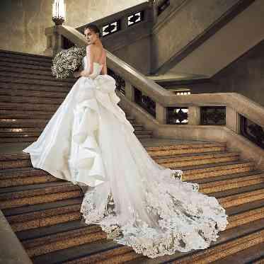 ホテルモントレ大阪 繊細で優美なトレーンで、印象的な後ろ姿に