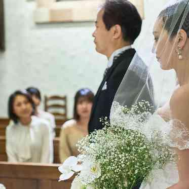 ご両家の席は対面のため、新郎新婦様の表情をしっかりと見ていただくことができます。