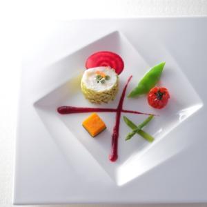 ホテルモントレ グラスミア大阪 鯛と白身魚のムース包み焼き　ビーツのピューレソースとチップ添え
