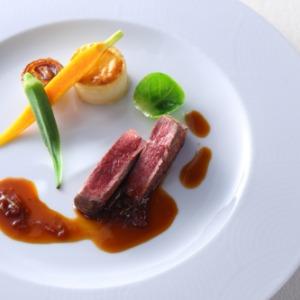 牛フィレ肉のステーキと季節野菜添え　淡路オニオンソース