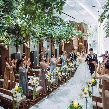 ザ ストリングス 博多 挙式後はフラワーシャワーにて祝福を