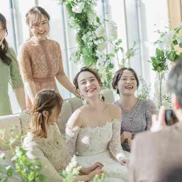 ザ ストリングス 博多 インナーガーデンで友人との写真撮影も