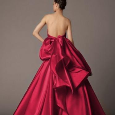 ザ ストリングス 博多 たくさんのドレスの中から　運命の一着に出会う