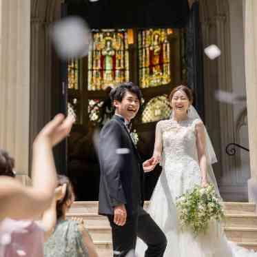 フラワーシャワーの祝福に包まれて