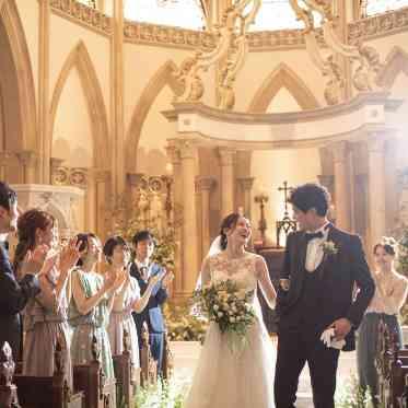 Wedding of Legend GLASTONIA （グラストニア） ふたりが歩くだけで絵になる空間は、思わずゲストも感嘆のため息をついてしまいそう