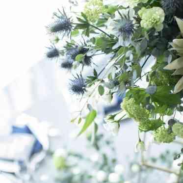 専門のフラワーデコレーターがトレンドのコーディネートを手掛ける