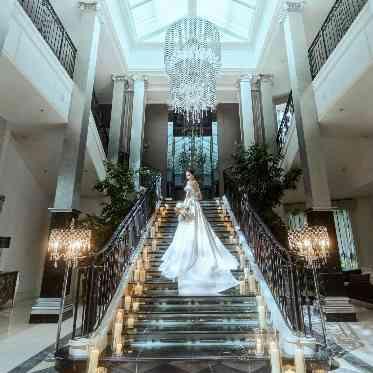 Wedding of Legend GLASTONIA （グラストニア） ロングトレーンが優雅にたなびく大階段は、幻想的で人気のフォトスポット
