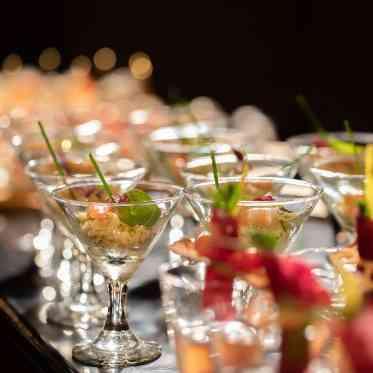 フィンガーフードを片手にゆったり会話を楽しんで