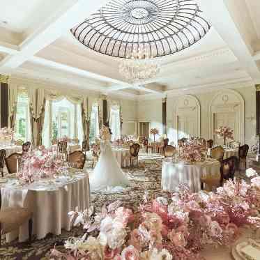 天井に輝くドーム型のステンドグラスと煌びやかなシャンデリア