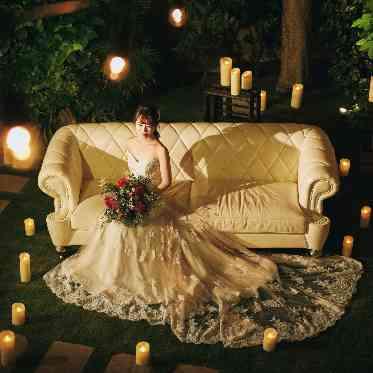 キャンドルの灯りに満ちた空間で
幻想的なナイトウエディングを