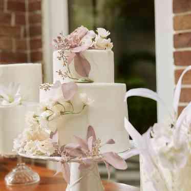 Wedding of Legend GLASTONIA (グラストニア) 青空の下、緑鮮やかなガーデンでケーキカット