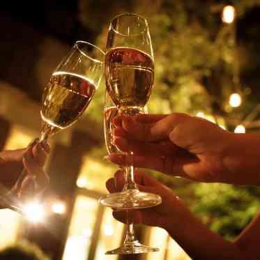 シャンパンを片手に大人なパーティーを