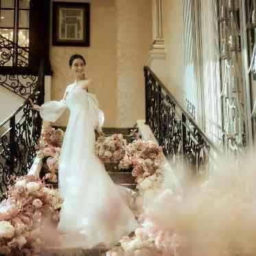 Wedding of Legend GLASTONIA (グラストニア) 優しい色調の開放的なエントランスロビーでゲストをお出迎え