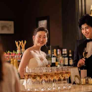 落ち着いた空間でゲストとゆったり会話を楽しんで