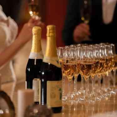 シャンパンを片手に大人なパーティーを
