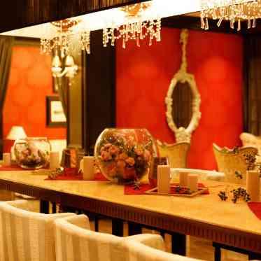 地下の隠れ家的な雰囲気でありながらもたっぷりと陽が射し込む空間