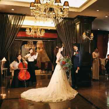 隠れ家のようなラウンジでラグジュアリーなひとときを