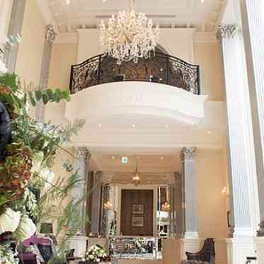 Wedding of Legend GLASTONIA (グラストニア) 華やかなエントランスホールがゲストをお出迎え