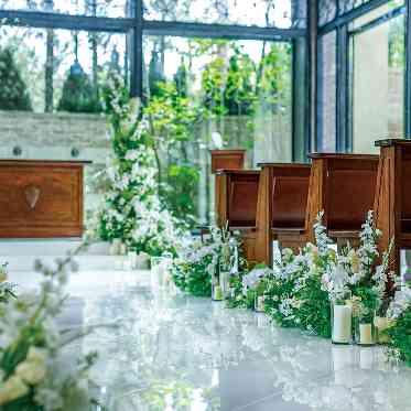 アイネスヴィラノッツェ 宝ヶ池●クラウディアホールディングス 自然光で輝く大理石のバージンロードはドレス姿も映える