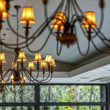 アイネスヴィラノッツェ　宝ヶ池●クラウディアホールディングス クラシカルな装飾に繊細なドレスが美しく映えます