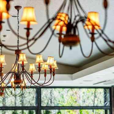 アイネスヴィラノッツェ 宝ヶ池●クラウディアホールディングス クラシカルな装飾に繊細なドレスが美しく映えます