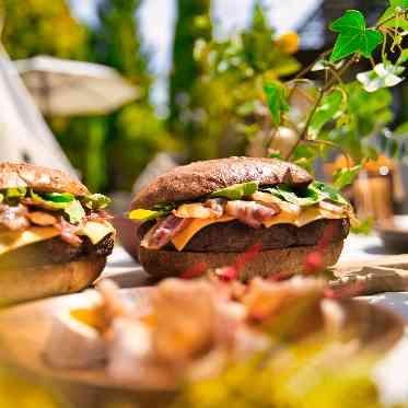 アイネスヴィラノッツェ　宝ヶ池●クラウディアホールディングス ふたりの大好きなハンバーガーを巨大サイズでご用意する人気の演出