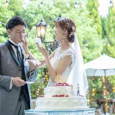 アイネスヴィラノッツェ 宝ヶ池●クラウディアホールディングス ガーデンでたくさんのゲストに囲まれてケーキ入刀&ファーストバイト