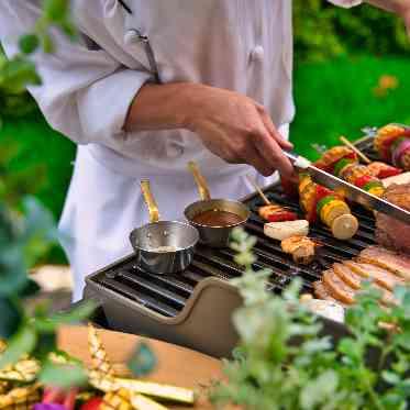 アイネスヴィラノッツェ　宝ヶ池●クラウディアホールディングス 色鮮やかな野菜串とゲストの前でシェフが焼き上げサービスします