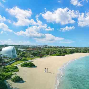 砂浜に立つ白亜のチャペル