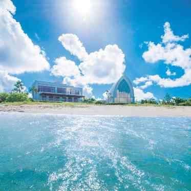ザ・ヨミタンリゾート アクアグレイス・チャペル / ワタベウェディング 沖縄で一番ビーチに近いオンザビーチチャペル。