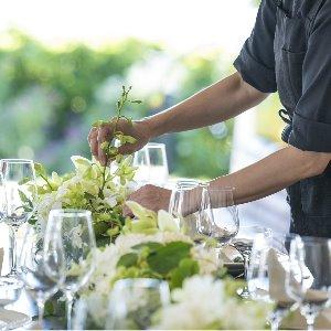 フローリストが新鮮なコーディネートを