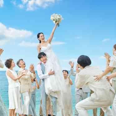 ザ・ヨミタンリゾート アクアグレイス・チャペル / ワタベウェディング チャペル目の前のビーチで撮影