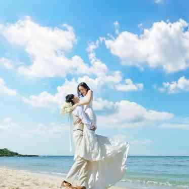 ザ・ヨミタンリゾート アクアグレイス・チャペル / ワタベウェディング チャペル目の前のビーチで撮影