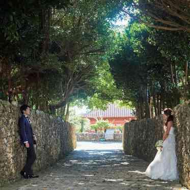 琉球街並みフォトツアー。沖縄らしい背景で写真を残せます