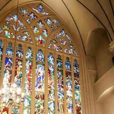 マリエール山手(セント・リージェンツ大聖堂) 大きなステンドグラスには自然光が差し込み常に違った表情で二人を迎えてくれます