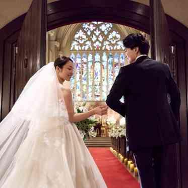 マリエール山手(セント・リージェンツ大聖堂) 重厚な扉を開けると目に飛び込んでくるのは140年の歴史を刻んだステンドグラス