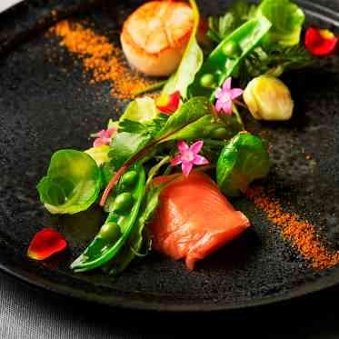 マリエール山手(セント・リージェンツ大聖堂) 季節の野菜をふんだんに使い、目に鮮やかに楽しんでいただけるお料理をご用意