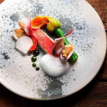 マリエール山手(セント・リージェンツ大聖堂) 新鮮さが最も求められる魚食材も、長年の経験を生かしたシェフが二人のゲストのために