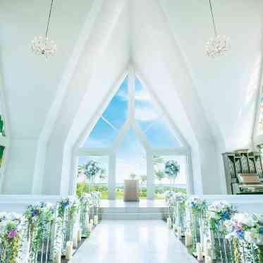 宮古島のラグジュアリーホテル内のプライベートガーデンに佇むラグジュアリーなチャペ