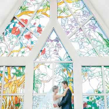 宮古島のラグジュアリーホテル内のプライベートガーデンに佇むラグジュアリーなチャペ